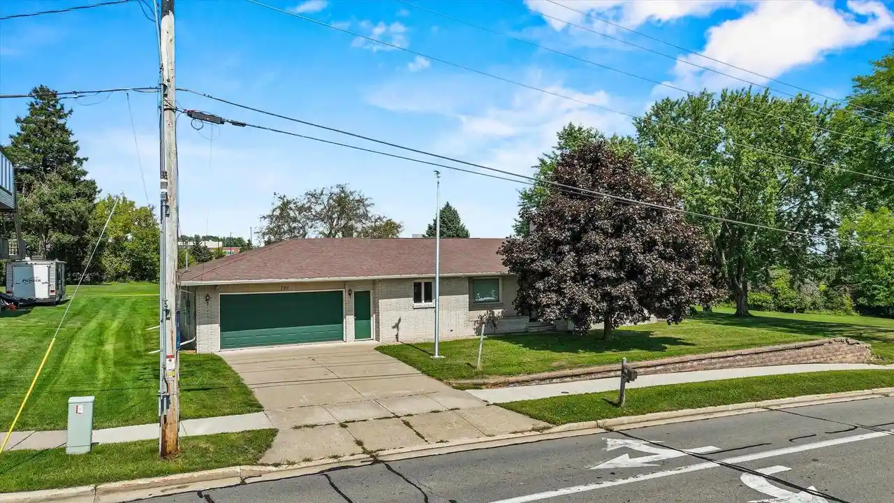 Photo 1 of Single family home for sale at 721 W Upham St, Marshfield, WI 54449 | MLS# 22604749 | Listing updated on 2026-10-07