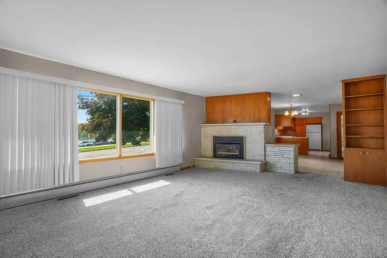 Photo 2 of Single family home for sale at 721 W Upham St, Marshfield, WI 54449 | MLS# 22604749 | Listing updated on 2026-10-07