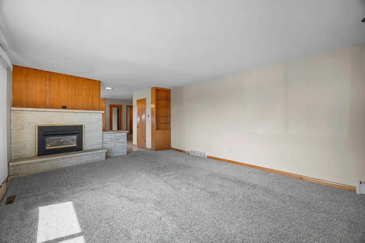 Photo 3 of Single family home for sale at 721 W Upham St, Marshfield, WI 54449 | MLS# 22604749 | Listing updated on 2026-10-07