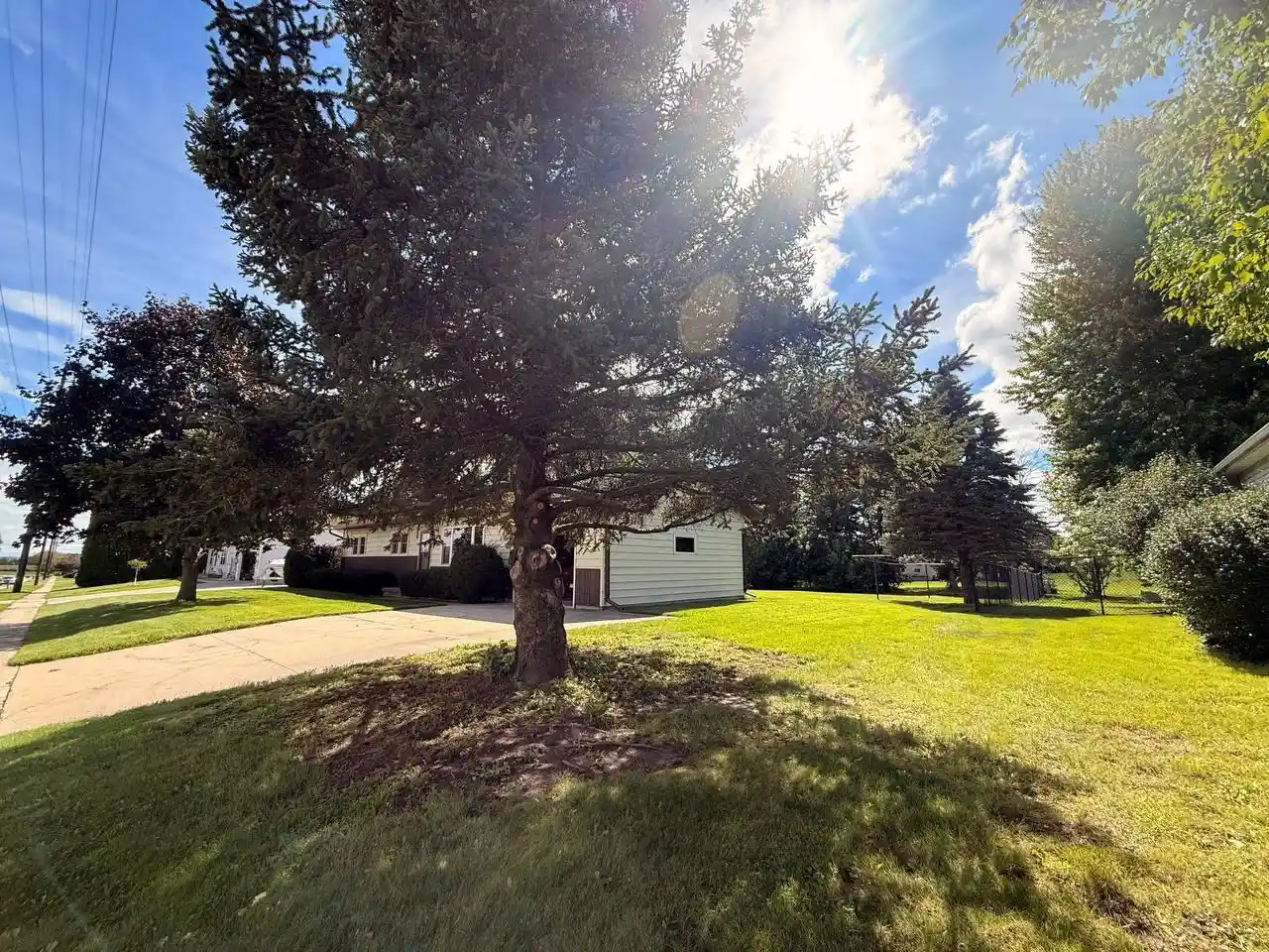 Photo 4 of Single family home for sale at 613 Buwalda Dr, Waupun, WI 53963 | MLS# 1981918 | Listing updated on 2026-09-26