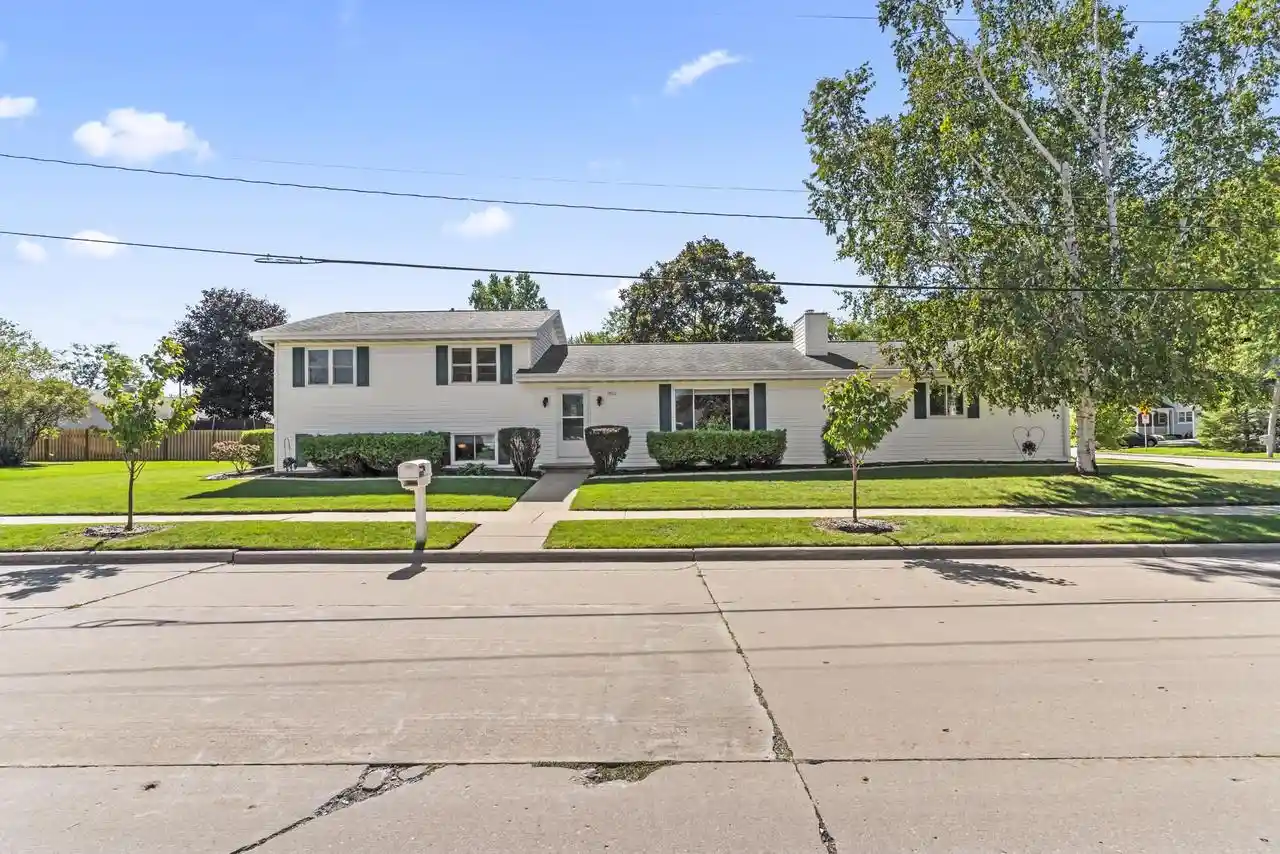 Photo 1 of Single family home for sale at 1901 E Bluebird Ln, Appleton, WI 54915 | MLS# 50333202 | Listing updated on 2026-09-26