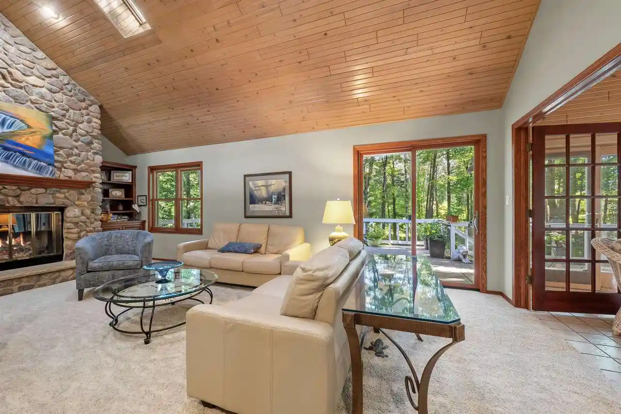Photo 4 of Single family home for sale at 2085 Crestwood Springs Dr, Green Bay, WI 54304 | MLS# 50333205 | Listing updated on 2026-09-24