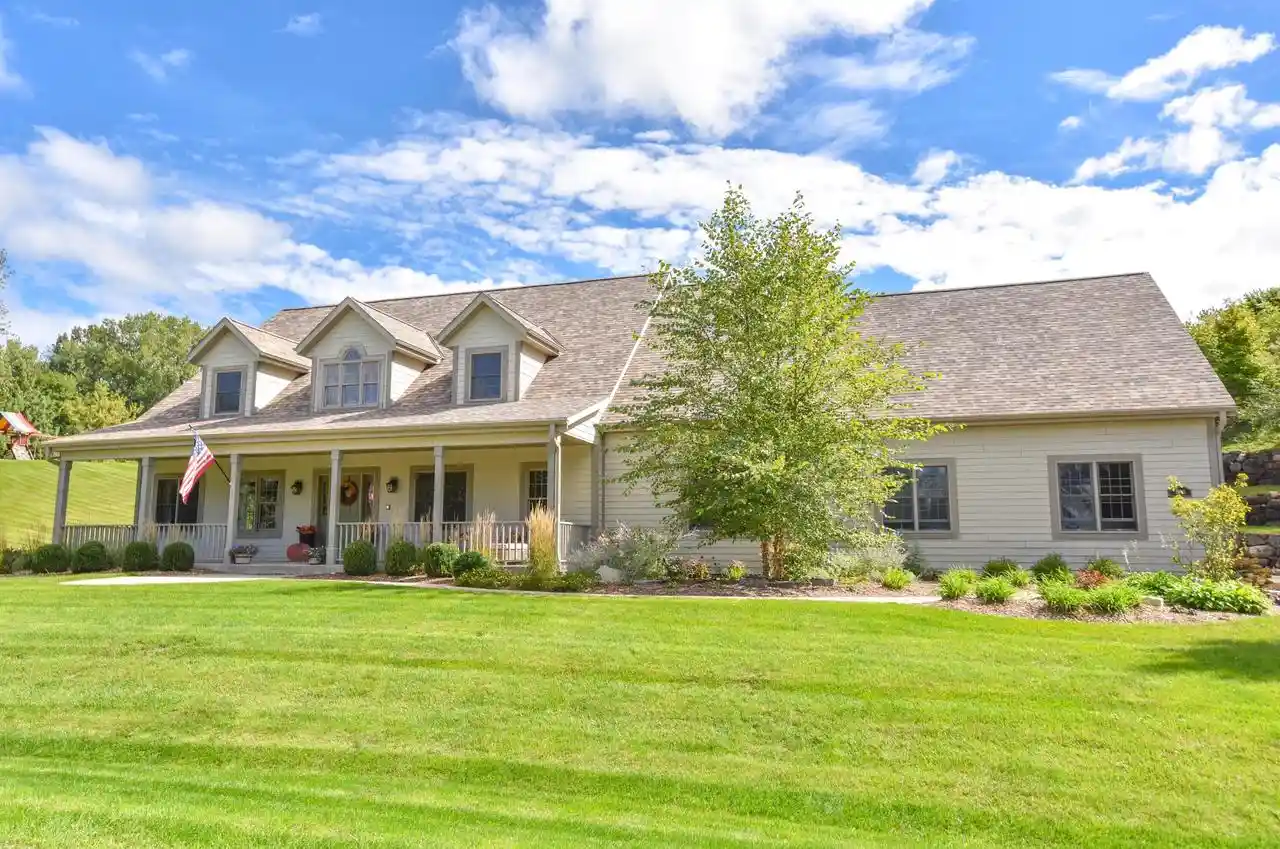 Photo 1 of Single family home for sale at 3006 Old Oak Rd, Hartford, WI 53027 | MLS# 1981943 | Listing updated on 2026-10-07