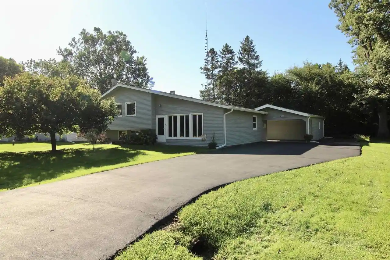 Photo 1 of Single family home for sale at 434 E Woodland Dr, Beloit, WI 53511 | MLS# 2033373 | Listing updated on 2026-09-27