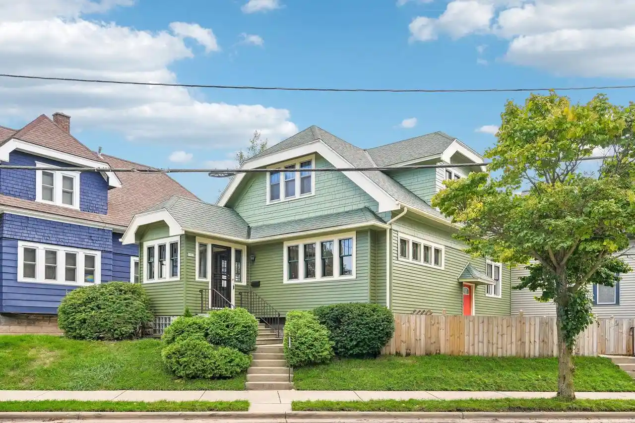 Photo 1 of Single family home for sale at 1952 N Warren Ave, Milwaukee, WI 53202 | MLS# 1981957 | Listing updated on 2026-09-29