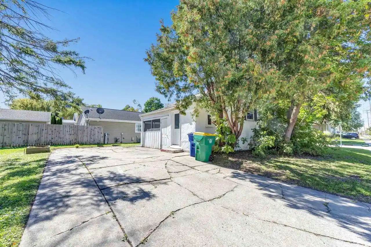 Photo 4 of Single family home for sale at 624 Columbia Ave, Green Bay, WI 54303 | MLS# 50333221 | Listing updated on 2026-09-24