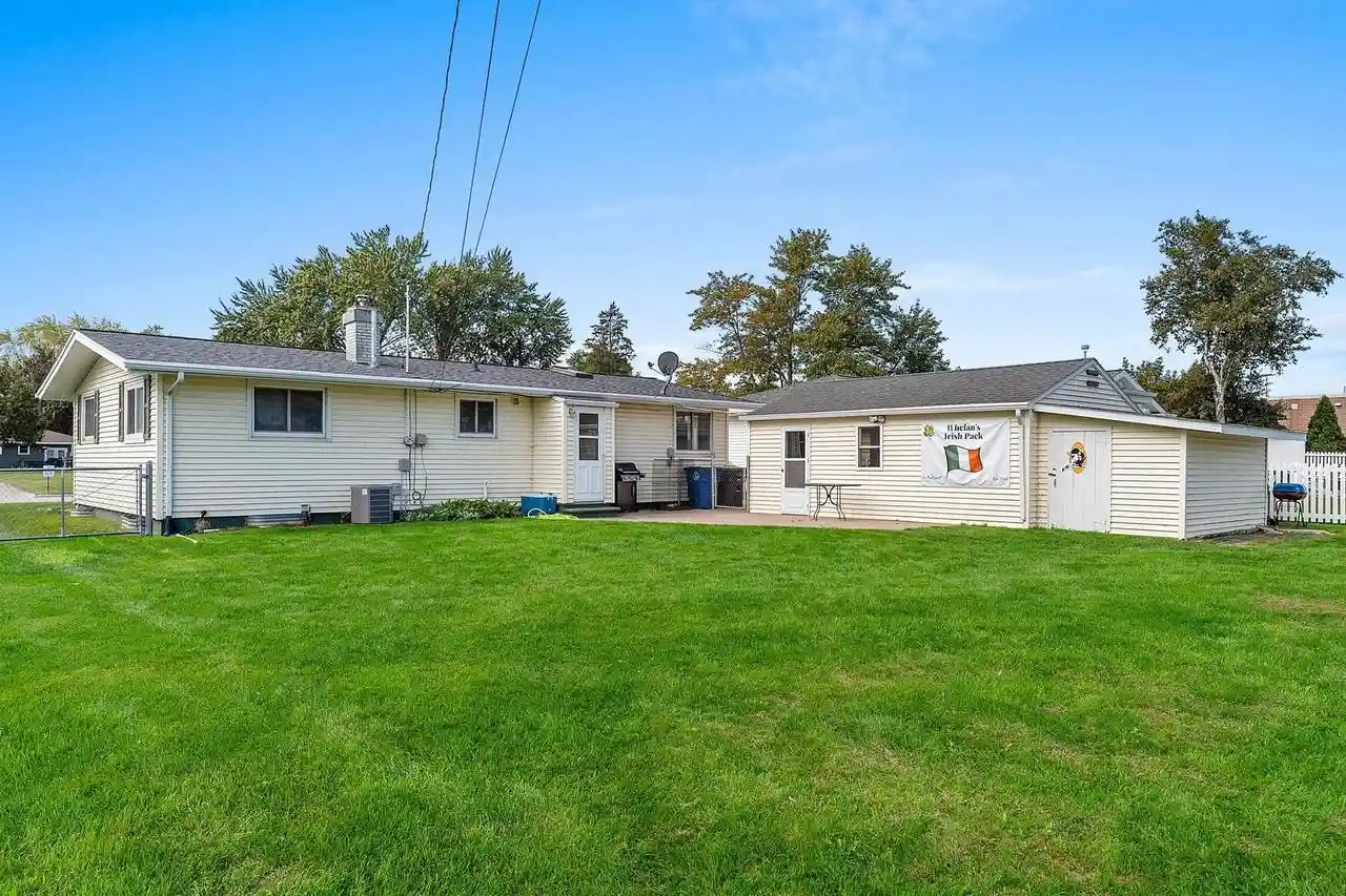 Photo 2 of Single family home for sale at 910 Stadium Dr, Green Bay, WI 54304 | MLS# 50333233 | Listing updated on 2026-09-25