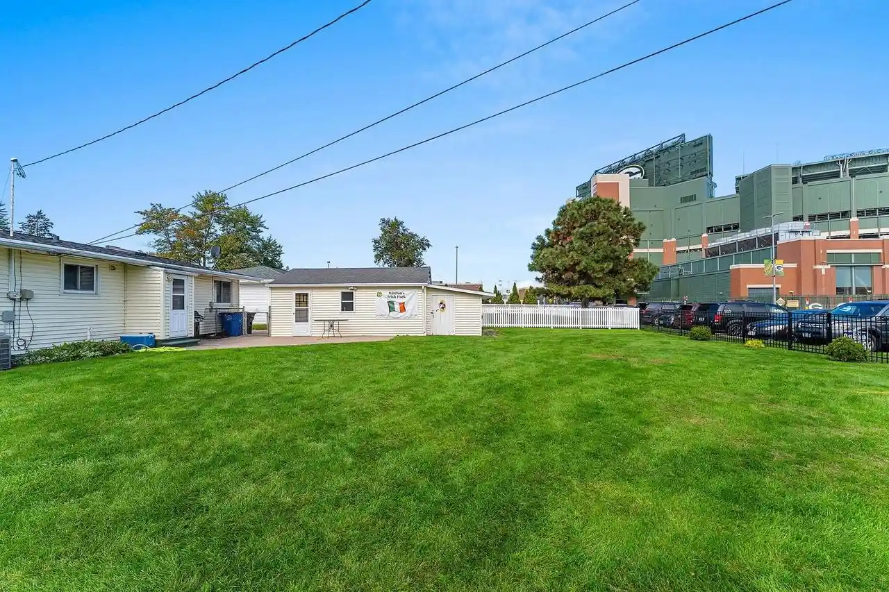 Photo 3 of Single family home for sale at 910 Stadium Dr, Green Bay, WI 54304 | MLS# 50333233 | Listing updated on 2026-09-25