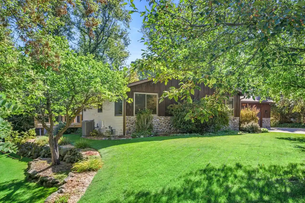 Photo 3 of Single family home for sale at 130 S Teri Ln, Hartford, WI 53027 | MLS# 1982026 | Listing updated on 2026-10-08