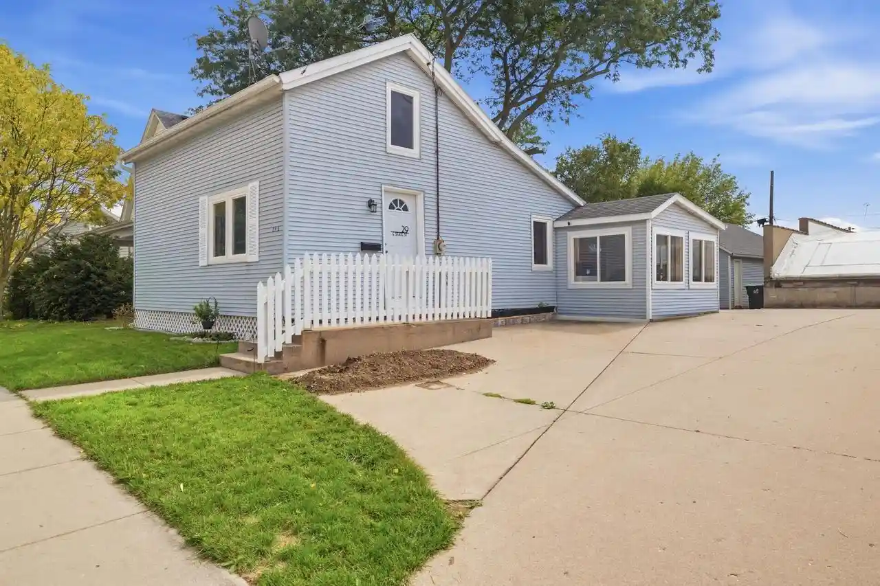 Photo 1 of Single family home for sale at 29 E State St, Hartford, WI 53027 | MLS# 1982038 | Listing updated on 2026-10-04