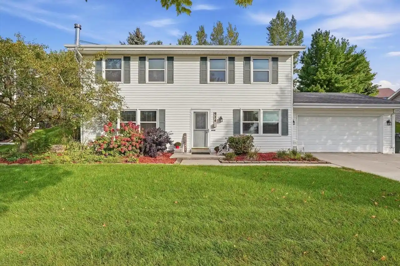 Photo 1 of Single family home for sale at 914 Kings Ridge Ct W, West Bend, WI 53090 | MLS# 1982070 | Listing updated on 2026-09-28