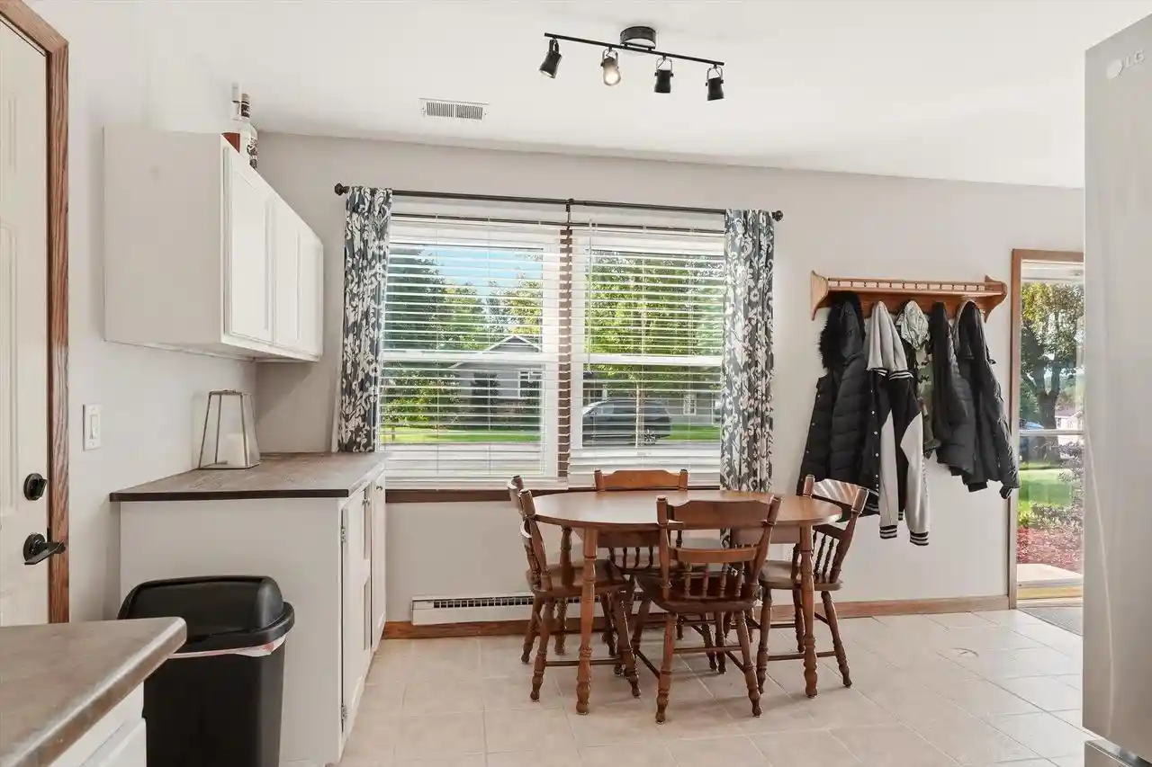Photo 2 of Single family home for sale at 914 Kings Ridge Ct W, West Bend, WI 53090 | MLS# 1982070 | Listing updated on 2026-09-28