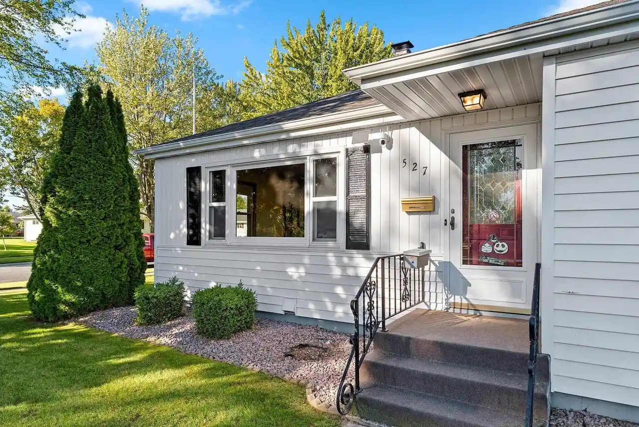 Photo 1 of Single family home for sale at 527 Parker Ave, Algoma, WI 54201 | MLS# 50333249 | Listing updated on 2026-09-25