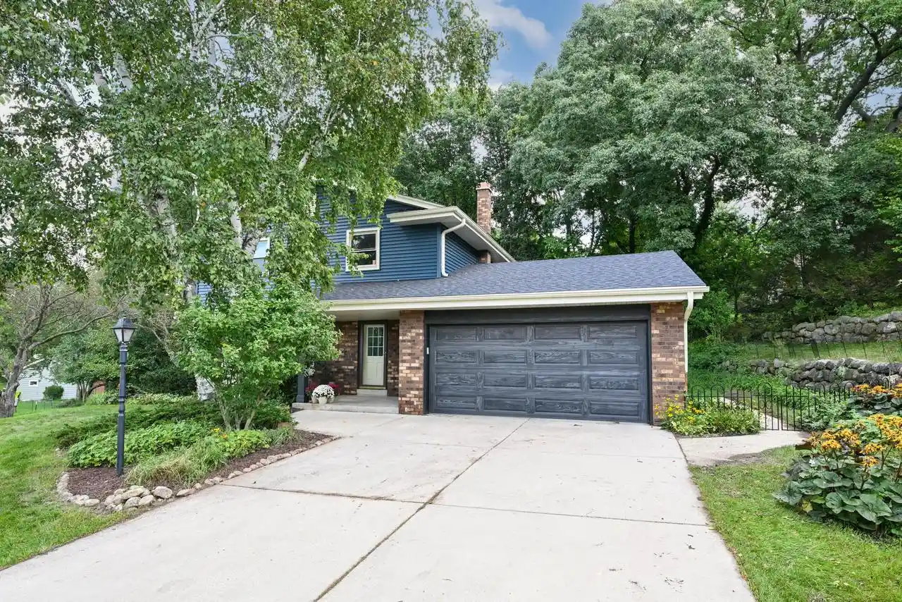 Photo 2 of Single family home for sale at 706 Wexford Way, Hartland, WI 53029 | MLS# 1982119 | Listing updated on 2026-09-25