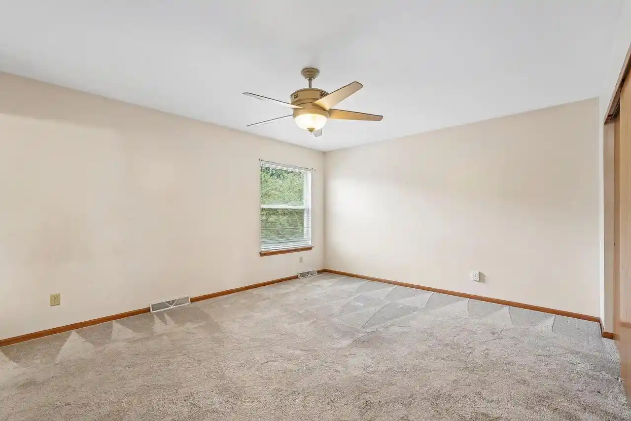 Photo 4 of Single family home for sale at 970 E Mackinac Ave, Oak Creek, WI 53154 | MLS# 1982124 | Listing updated on 2026-10-05