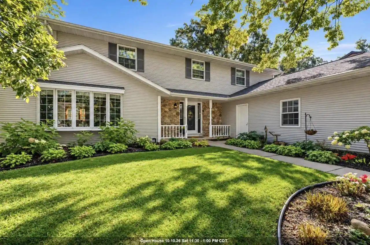 Single family home for sale at 425 E Fox Run Cir, Green Bay, WI 54302 | MLS# 50333247
