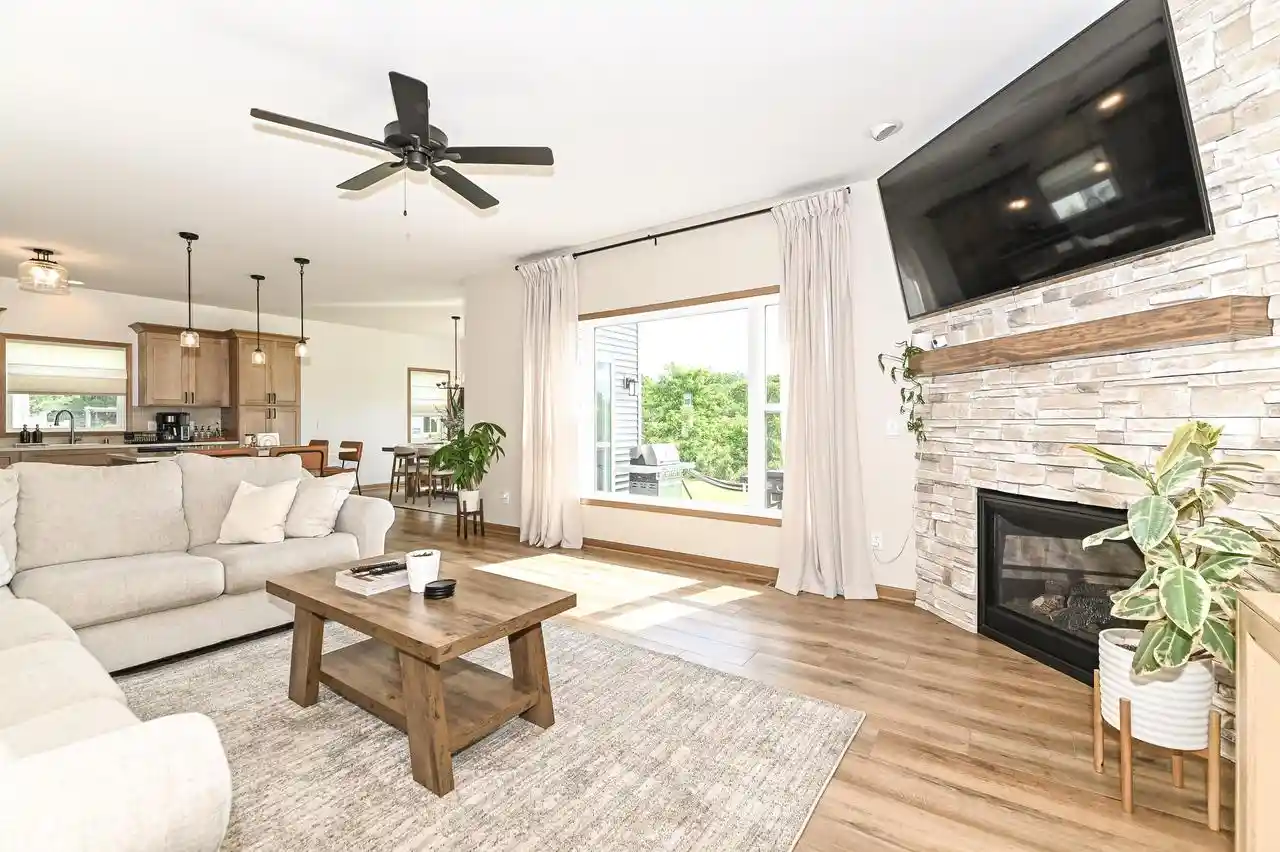 Photo 2 of Single family home for sale at 611 Hunter Dr, Mount Pleasant, WI 53406 | MLS# 1982191 | Listing updated on 2026-10-03