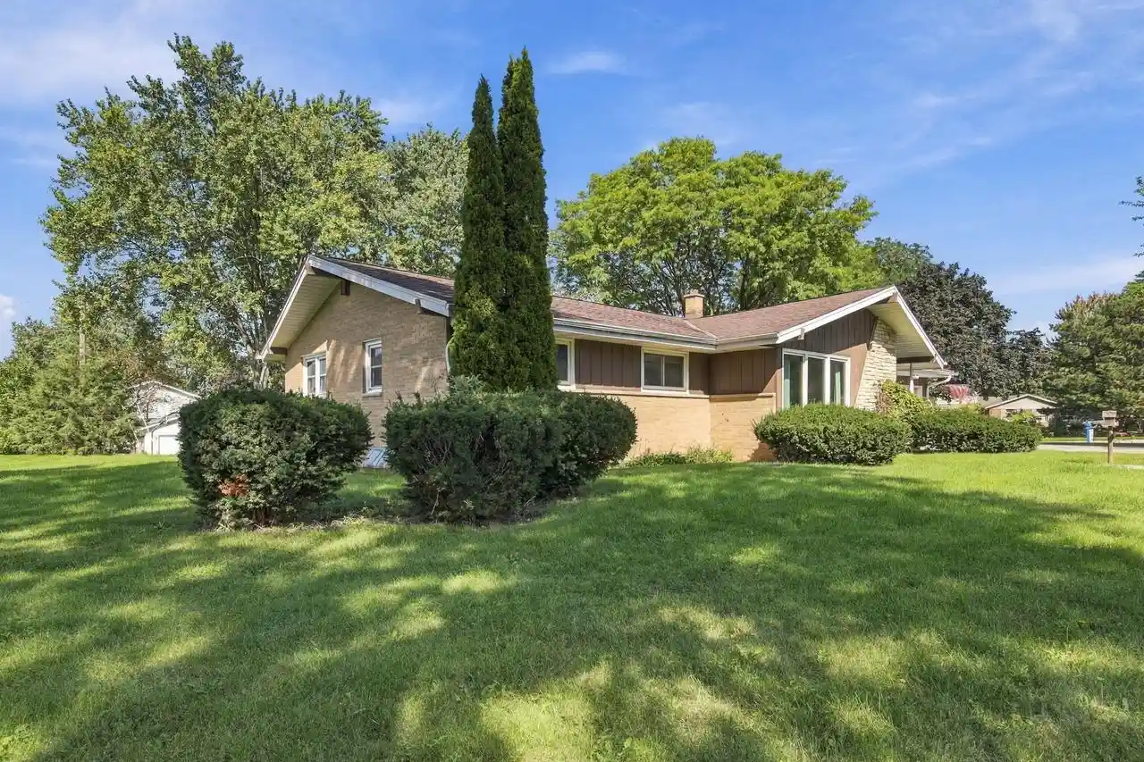 Photo 3 of Single family home for sale at 3735 San Fernando Dr, Brookfield, WI 53045 | MLS# 1982219 | Listing updated on 2026-09-27