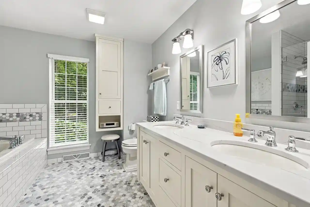 Photo 4 of Single family home for sale at 4949 Lake Dr, West Bend, WI 53095 | MLS# 1982251 | Listing updated on 2026-10-05