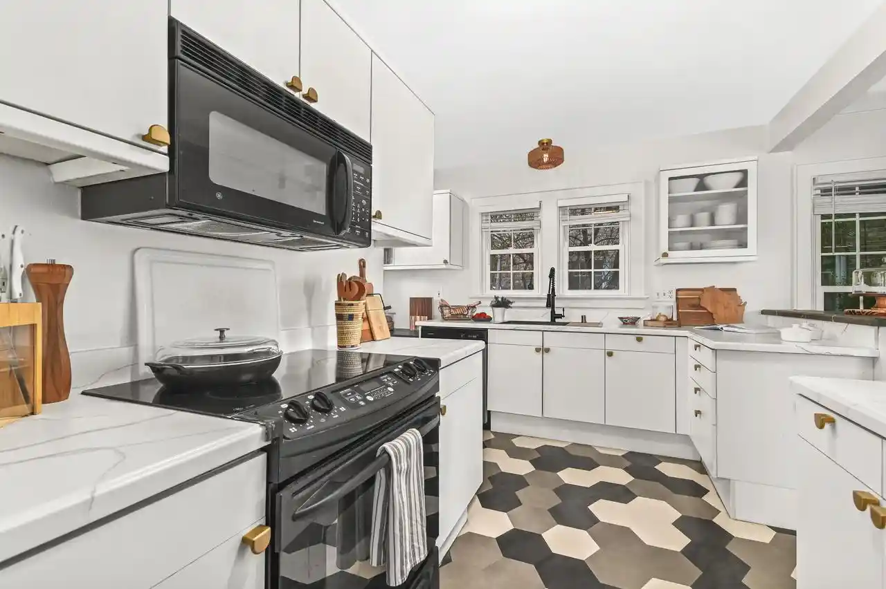 Photo 3 of Single family home for sale at 1946 Ludington Ave, Milwaukee, WI 53226 | MLS# 1982281 | Listing updated on 2026-10-03