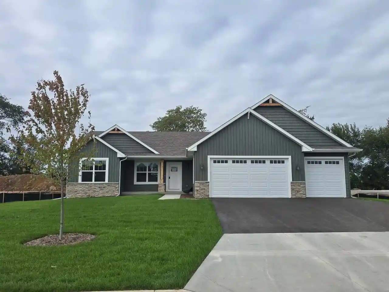 Photo 1 of Single family home for sale at 1542 Hawks Pass, Beloit, WI 53511 | MLS# 2033515 | Listing updated on 2026-10-07