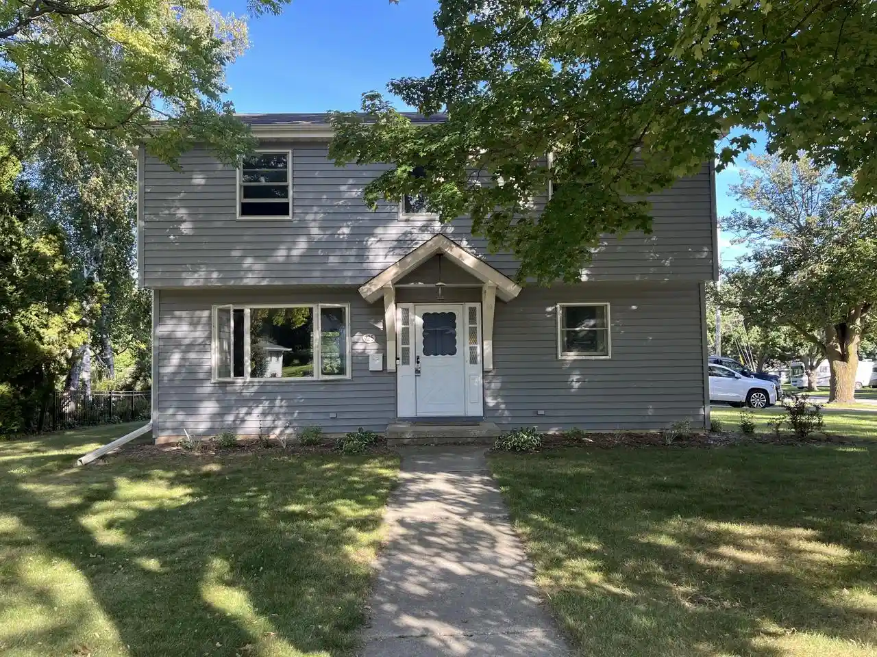 Photo 1 of Single family home for sale at 725 S Silverbrook Dr, West Bend, WI 53095 | MLS# 1982292 | Listing updated on 2026-10-08
