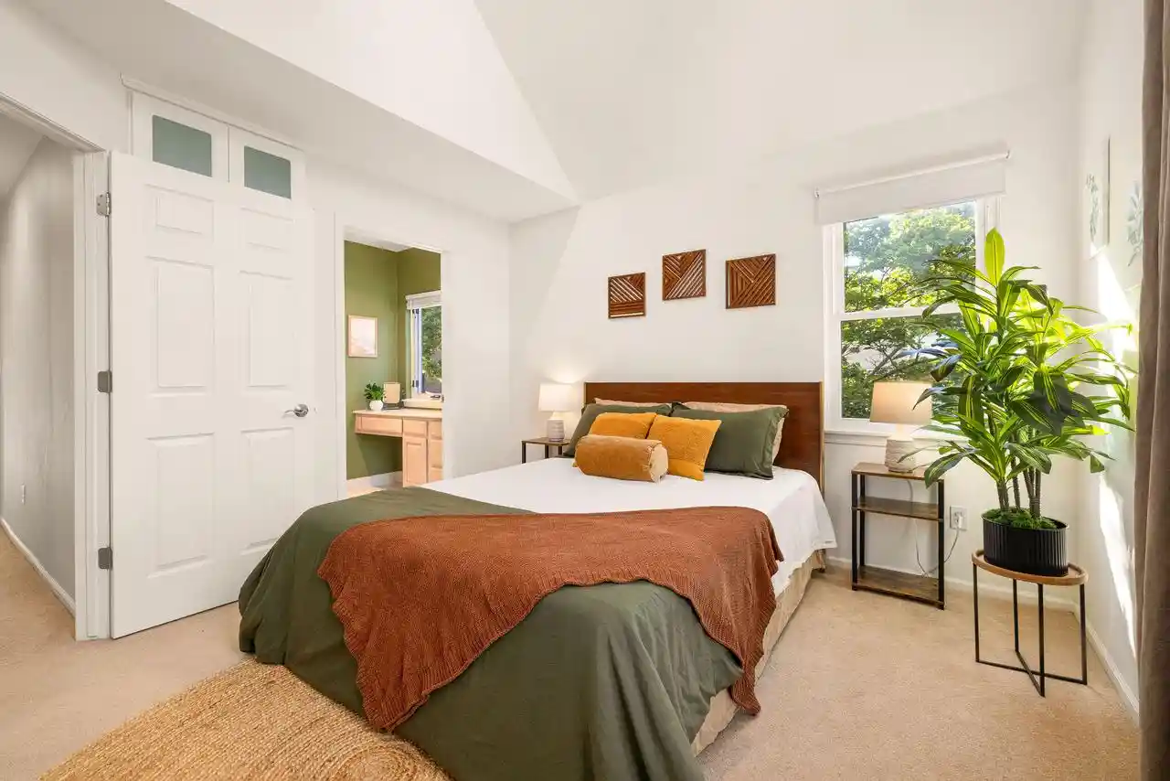 Photo 3 of Condo for sale at 2562 N Farwell Ave, Milwaukee, WI 53211 | MLS# 1982310 | Listing updated on 2026-10-04