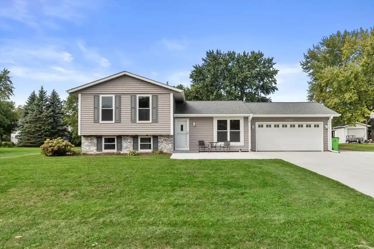 Photo 1 of Single family home for sale at W208s10489 N Karen Ct, Muskego, WI 53150 | MLS# 1982323 | Listing updated on 2026-09-27