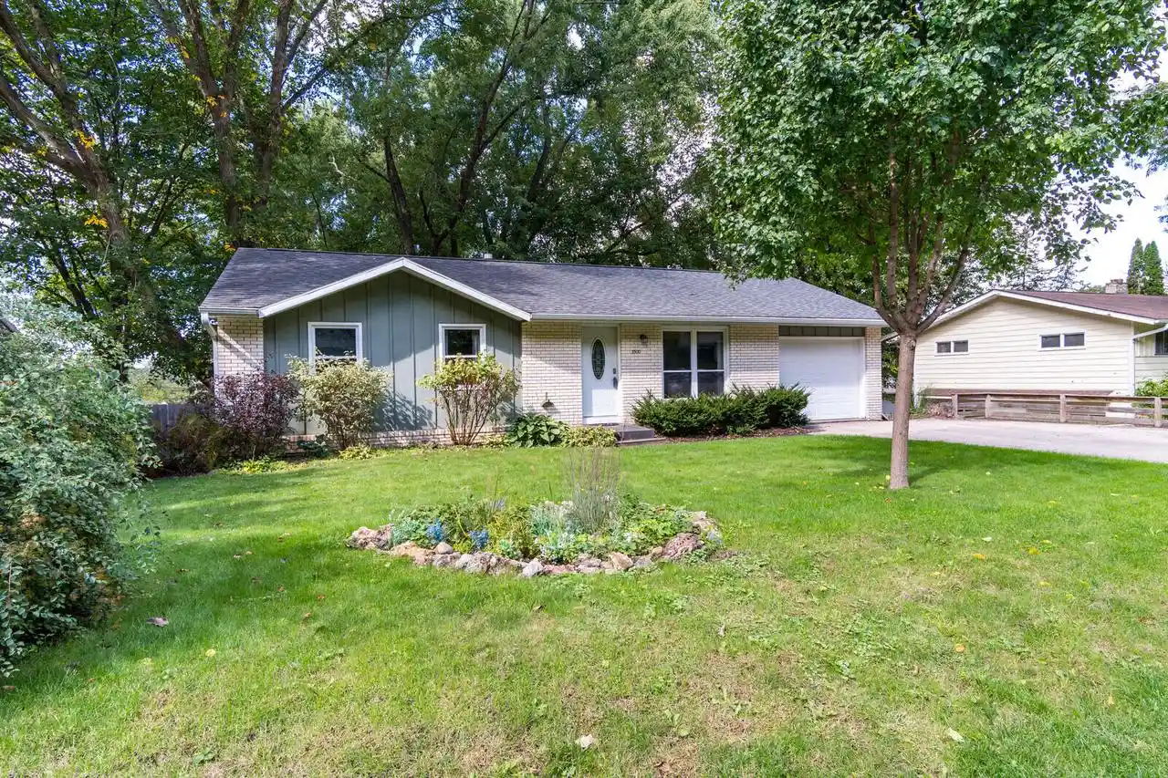 Photo 1 of Single family home for sale at 3500 Cliffside Dr, La Crosse, WI 54601 | MLS# 1982383 | Listing updated on 2026-09-30