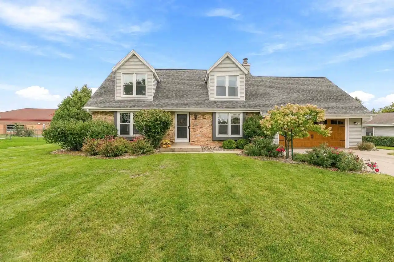 Photo 1 of Single family home for sale at 8046 W Imperial Dr, Franklin, WI 53132 | MLS# 1982389 | Listing updated on 2026-10-09