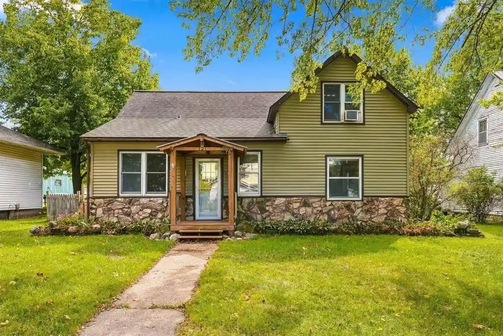 Photo 1 of Single family home for sale at 121 W Race Ave, Elmwood, WI 54740 | MLS# 1605524 | Listing updated on 2026-10-07