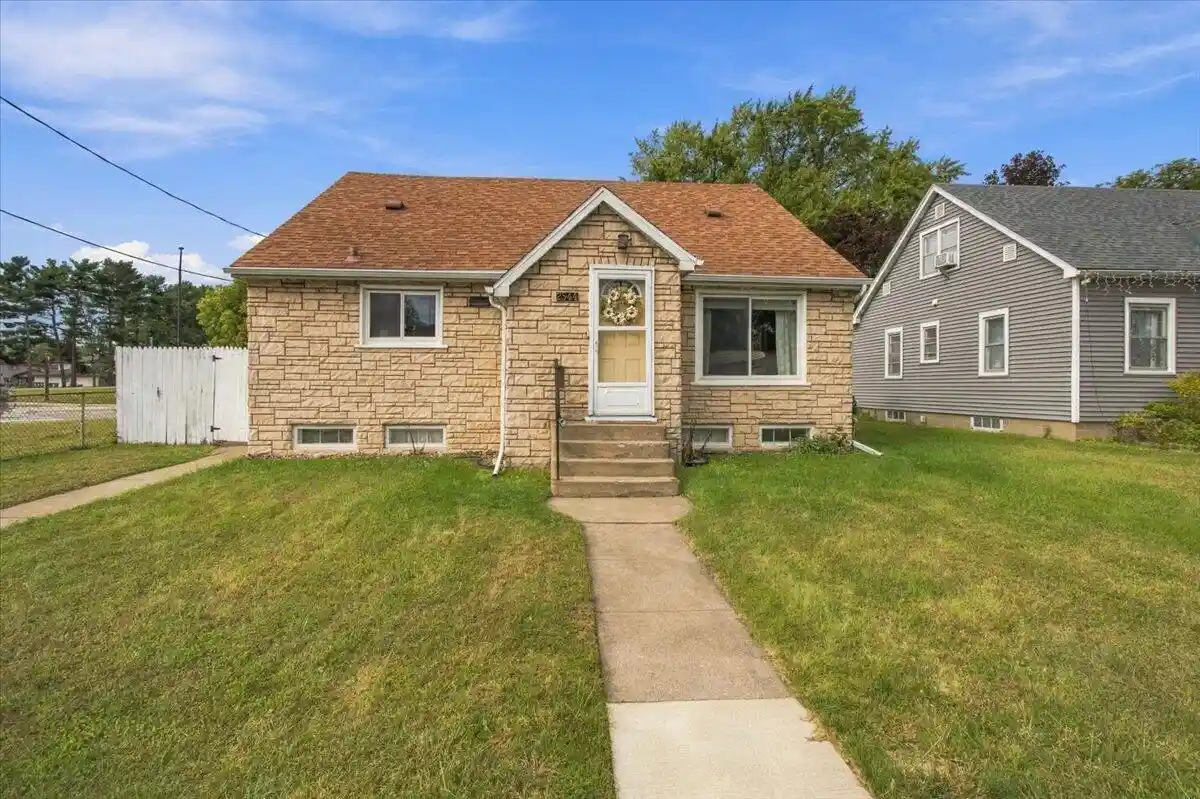 Photo 1 of Single family home for sale at 2544 S 16th Street, La Crosse, WI 54601 | MLS# 1982416 | Listing updated on 2026-10-01