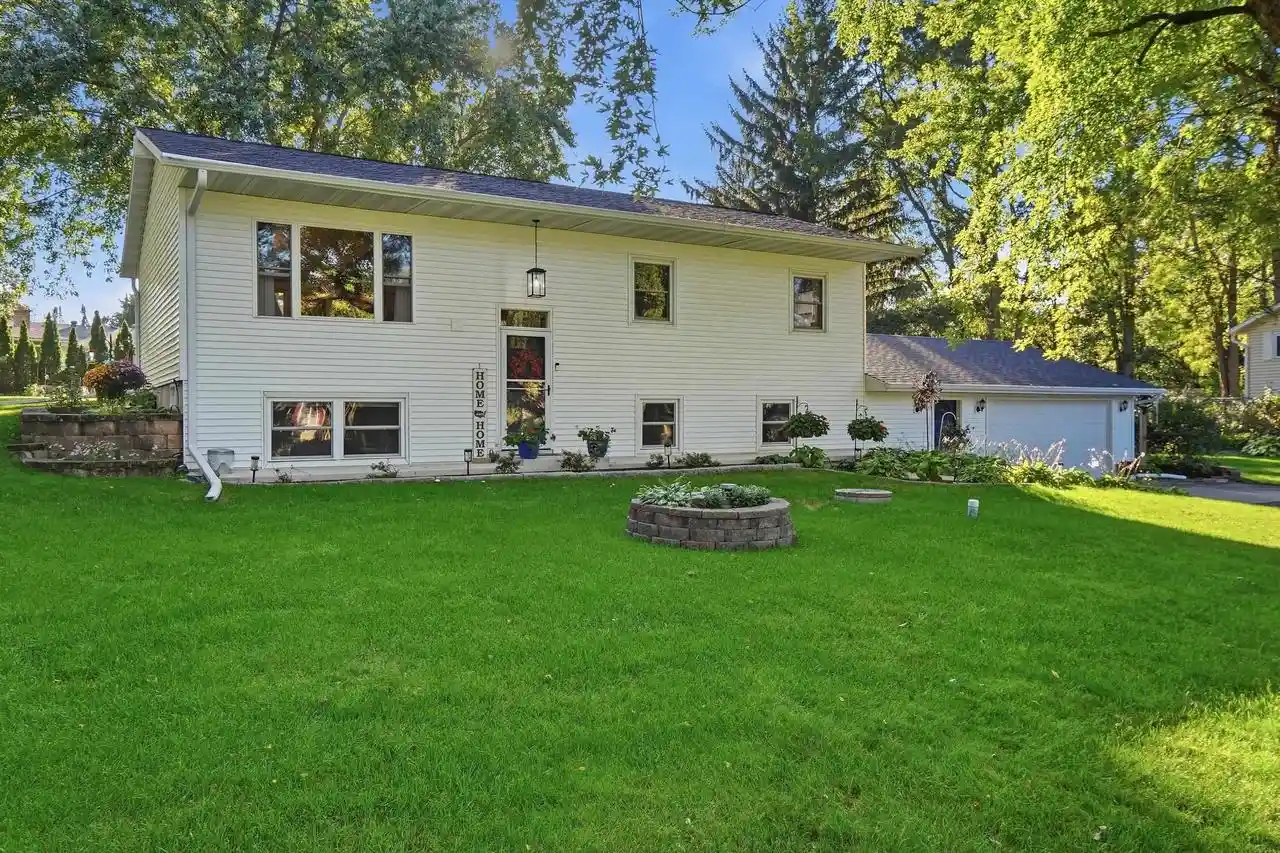 Photo 1 of Single family home for sale at 2307 White Oak Trl, Oregon, WI 53575 | MLS# 2033577 | Listing updated on 2026-10-06