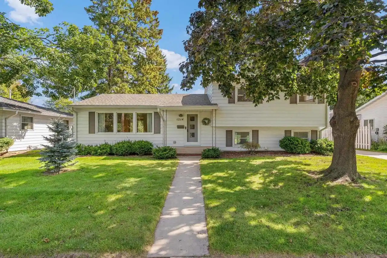 Photo 1 of Single family home for sale at 1214 Campbell St, Neenah, WI 54956 | MLS# 50333360 | Listing updated on 2026-09-30