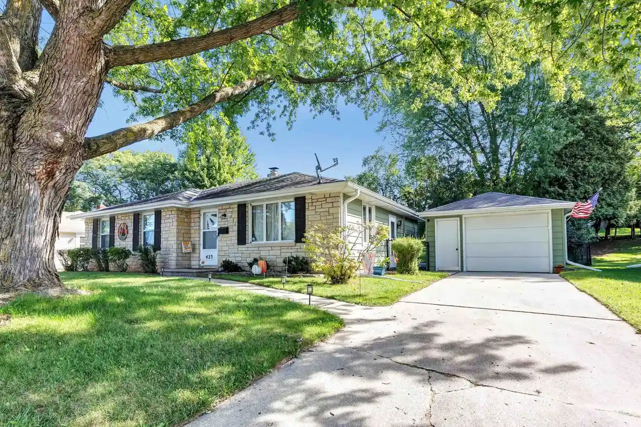 Photo 1 of Single family home for sale at 423 Bader St, Green Bay, WI 54302 | MLS# 50333378 | Listing updated on 2026-10-05