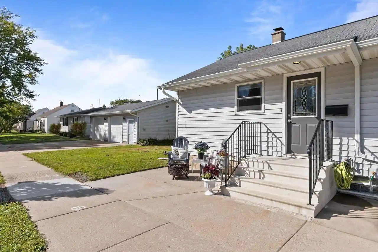 Photo 1 of Single family home for sale at 121 E 2nd Street, Kimberly, WI 54136 | MLS# 50333392 | Listing updated on 2026-10-03