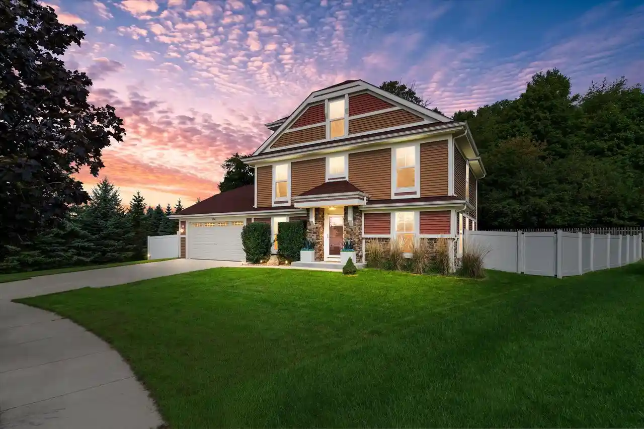 Photo 1 of Single family home for sale at 914 Durango Dr, Hartford, WI 53027 | MLS# 1982489 | Listing updated on 2026-10-09