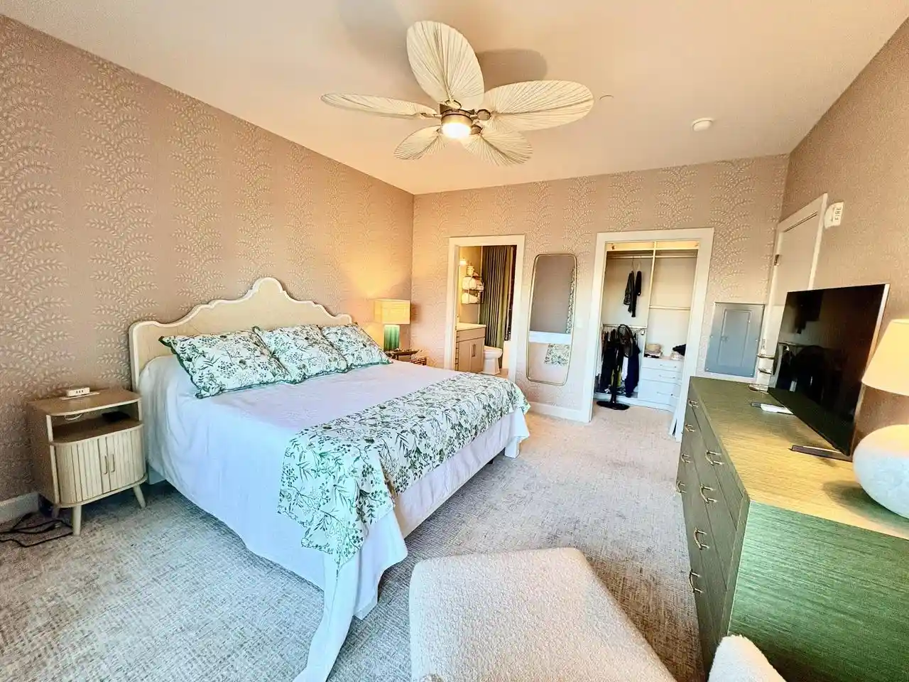 Photo 2 of Condo for sale at 1550 E Royall Pl #410, Milwaukee, WI 53202 | MLS# 1982516 | Listing updated on 2026-10-08