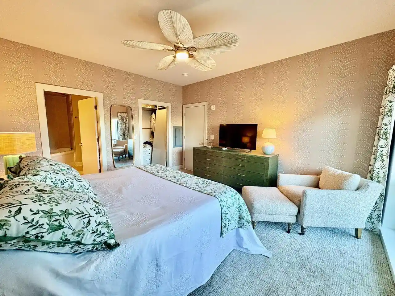 Photo 3 of Condo for sale at 1550 E Royall Pl #410, Milwaukee, WI 53202 | MLS# 1982516 | Listing updated on 2026-10-08