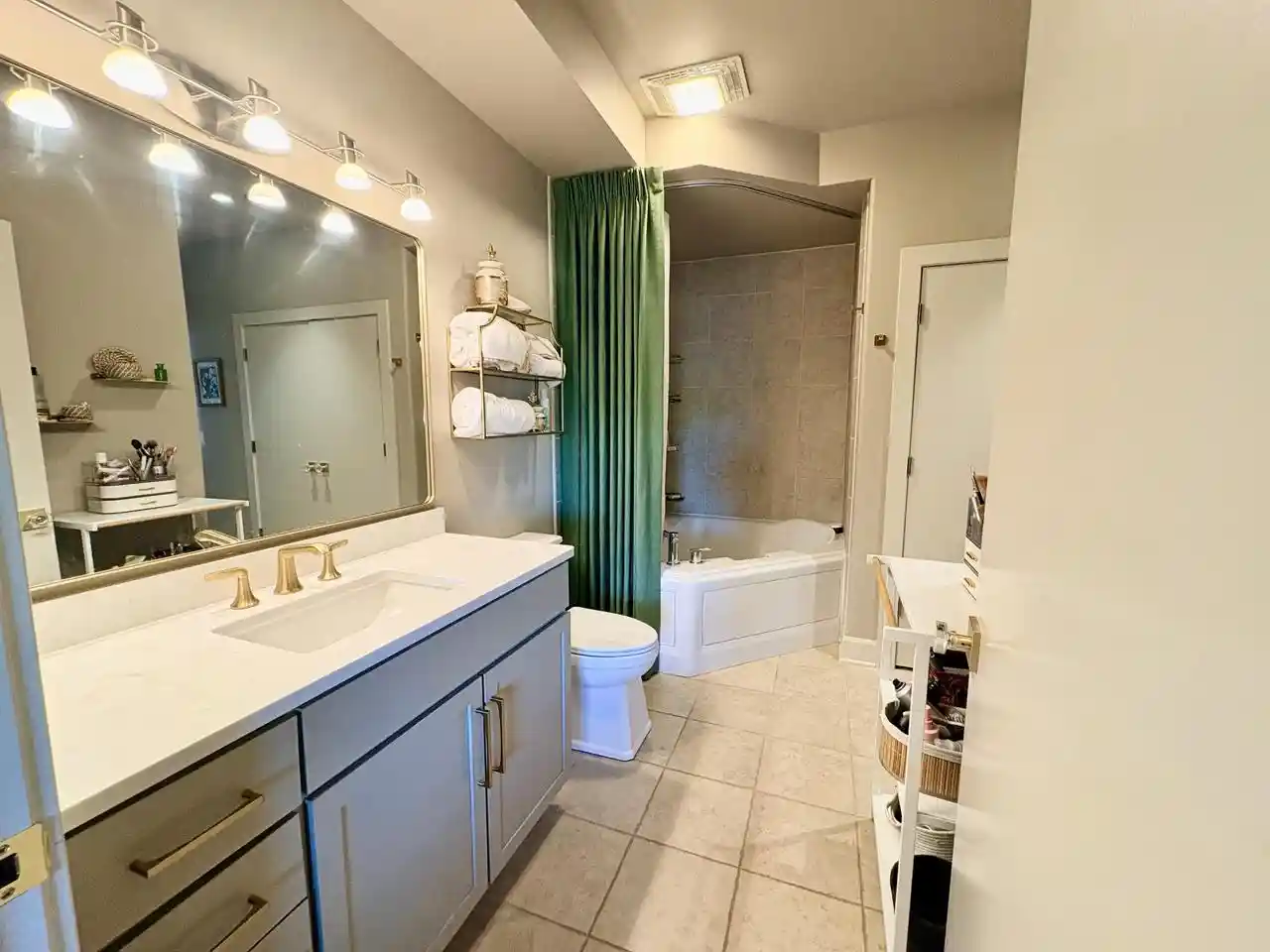 Listing Photo 4 - Condo for sale in building located at 1550 E Royall Pl, Milwaukee, WI 53202 - Unit #410