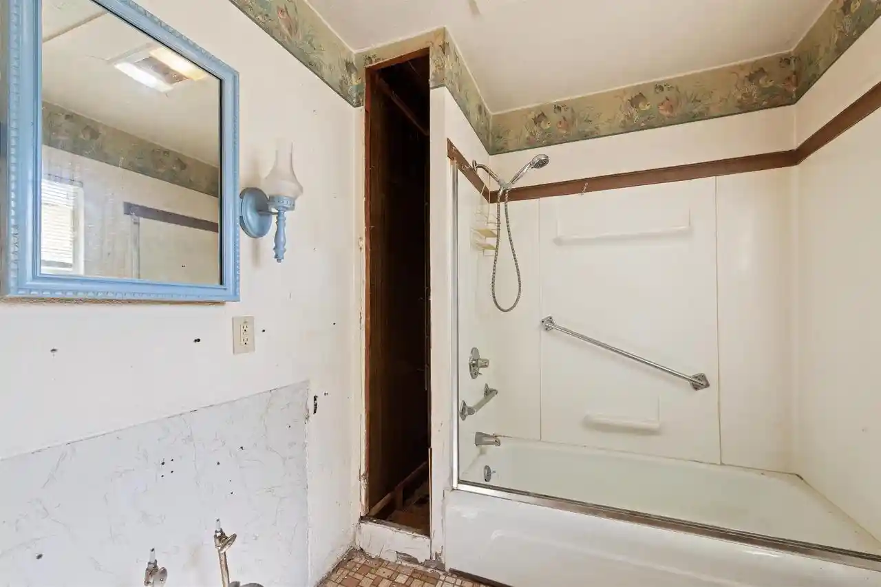 Photo 3 of Single family home for sale at 1516 Oakes St, Marinette, WI 54143 | MLS# 50333399 | Listing updated on 2026-10-01