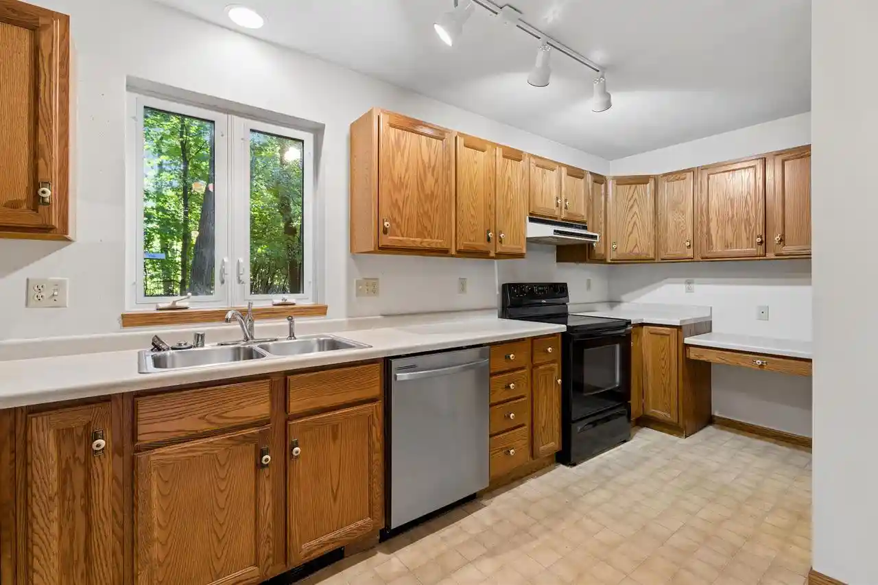 Listing Photo 4 - Condo for sale in building located at 1031 S W Ct, Appleton, WI 54915 - Unit #A