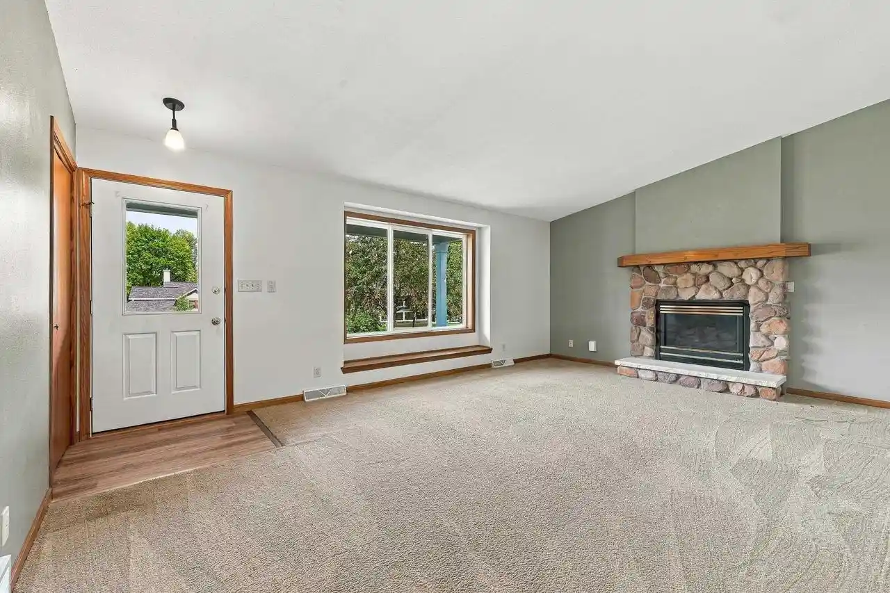 Photo 2 of Single family home for sale at 927 Bay View Dr, Mosinee, WI 54455 | MLS# 22604824 | Listing updated on 2026-10-01