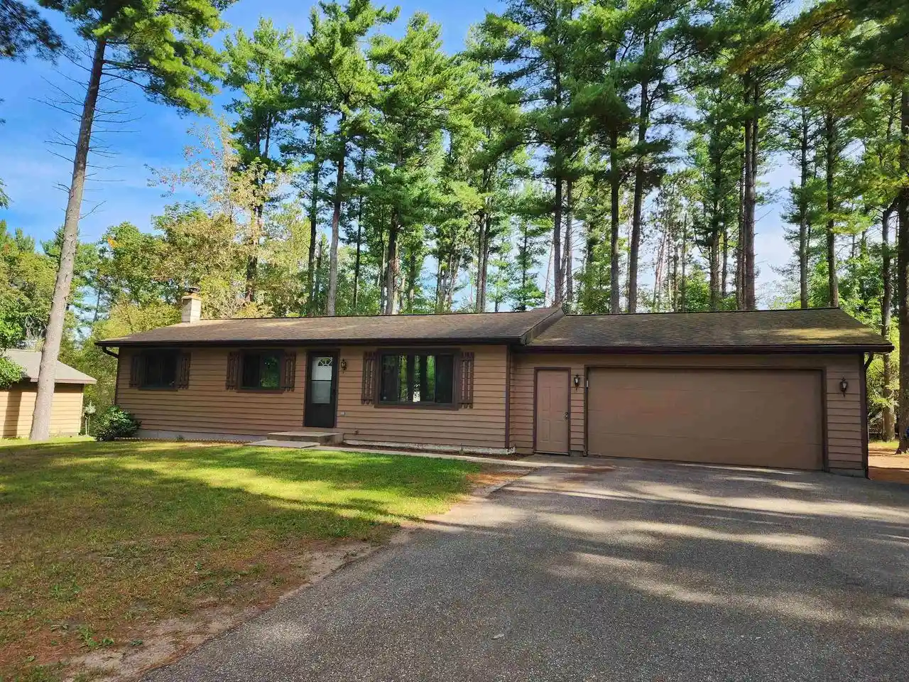 Photo 1 of Single family home for sale at N2555 Woodland Cir, Waupaca, WI 54981 | MLS# 50333436 | Listing updated on 2026-09-29