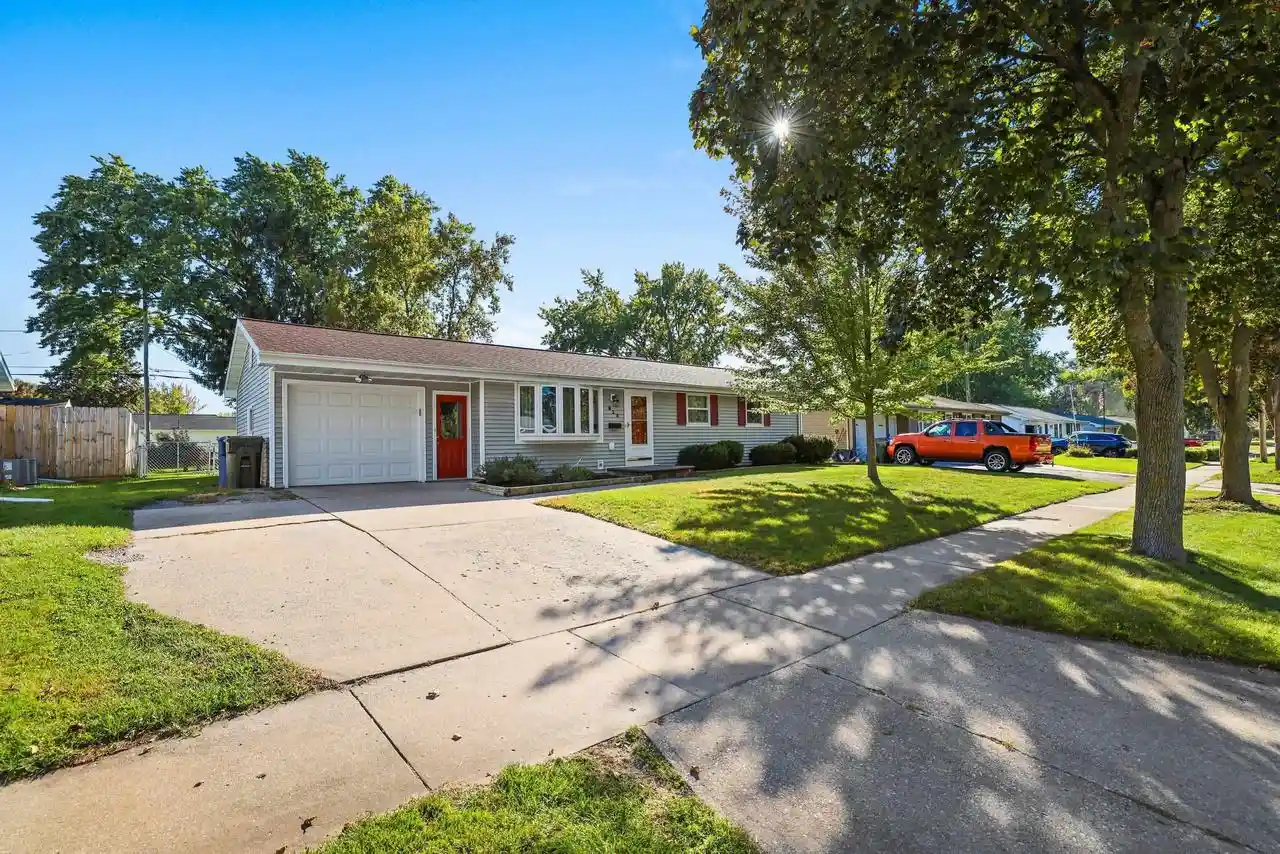 Photo 1 of Single family home for sale at 923 Amhart Dr, De Pere, WI 54115 | MLS# 50333439 | Listing updated on 2026-10-07