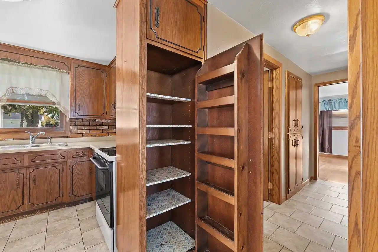 Photo 2 of Single family home for sale at 923 Amhart Dr, De Pere, WI 54115 | MLS# 50333439 | Listing updated on 2026-10-07
