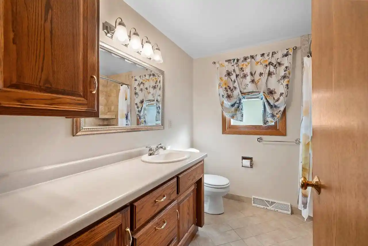 Photo 3 of Single family home for sale at 923 Amhart Dr, De Pere, WI 54115 | MLS# 50333439 | Listing updated on 2026-10-07