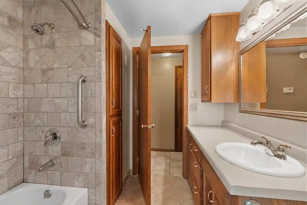 Photo 4 of Single family home for sale at 923 Amhart Dr, De Pere, WI 54115 | MLS# 50333439 | Listing updated on 2026-10-07