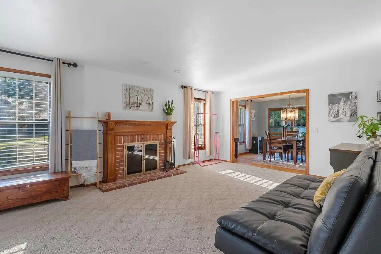 Photo 3 of Single family home for sale at 21 Crestview Dr, Hortonville, WI 54944 | MLS# 50333435 | Listing updated on 2026-10-19