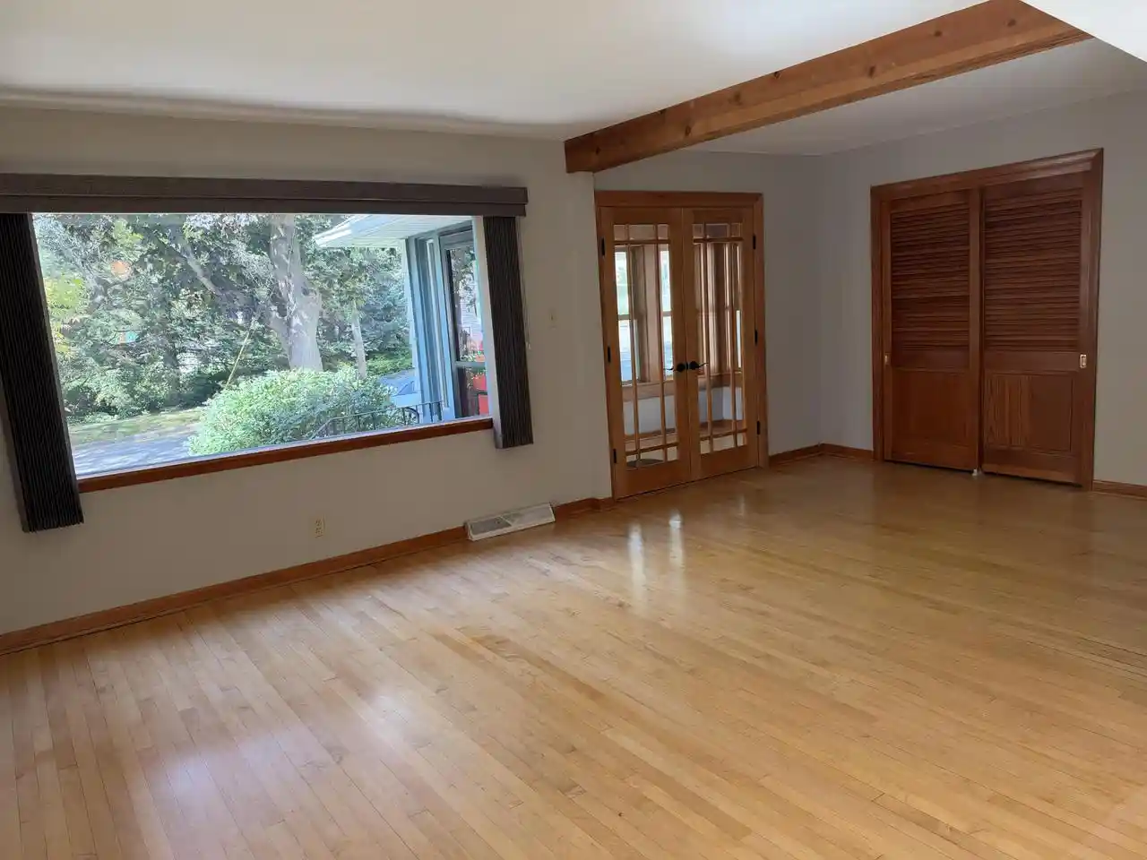 Photo 4 of Single family home for sale at 1613 E Pryor Ave, Milwaukee, WI 53207 | MLS# 1982648 | Listing updated on 2026-10-08